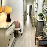 Cozy Familiar Retreat In The Centre Of アパート